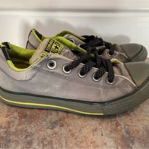 Boys converse size 2.